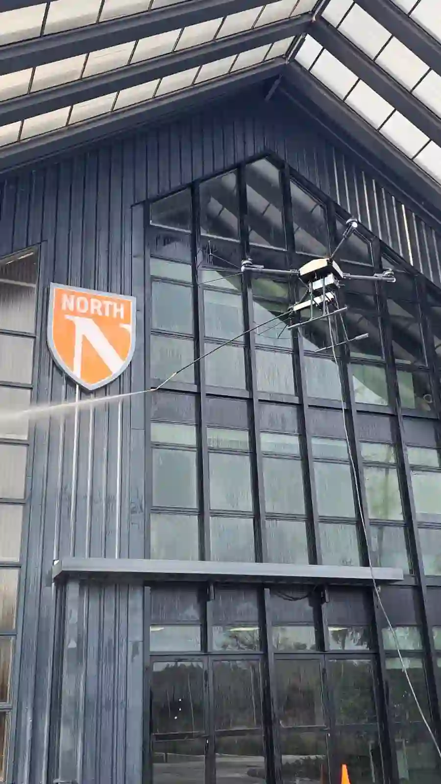 Drone HiDrone en operación de limpieza en North