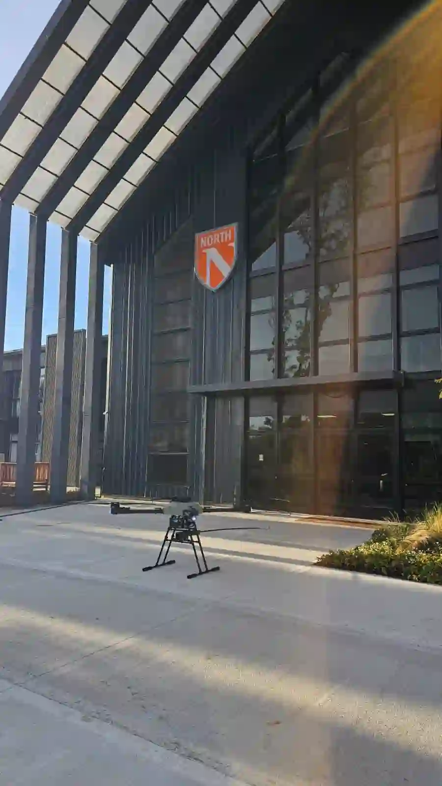 Drone HiDrone realizando limpieza de edificios en altura en North